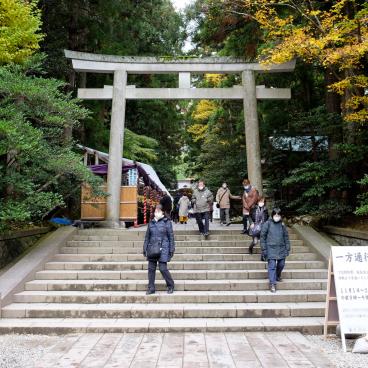Yahiko-jinja, torii en pierre qui mène vers le pavillon principal du sanctuaire