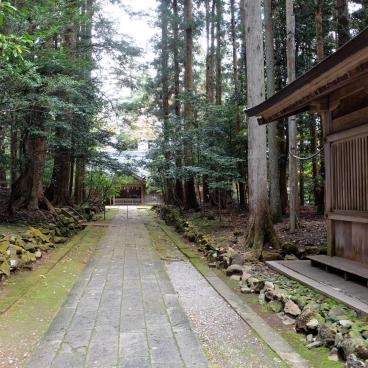 Yahiko-jinja, allée et pavillon Shinmesha du sanctuaire shinto