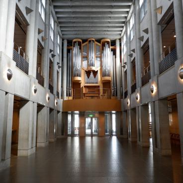 Art Tower Mito, orgue dans le hall d'accueil
