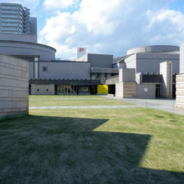 Art Tower Mito, esplanade Plaza entourée par les bâtiments culturels