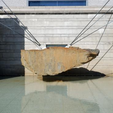 Art Tower Mito, vue sur la cascade en face de l'esplanade Plaza
