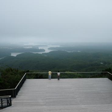 Belvédère de Yokoyama, plateforme en bois et vue sur la baie d'Ago lorsque la météo est brumeuse 