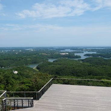Belvédère de Yokoyama, plateforme en bois et vue sur la baie d'Ago lorsque la météo est dégagée 