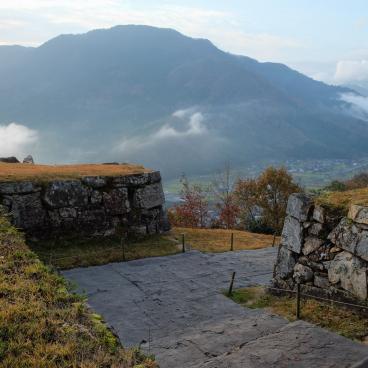 Ruines du château de Takeda, parcours de visite entre les murs de pierre 2