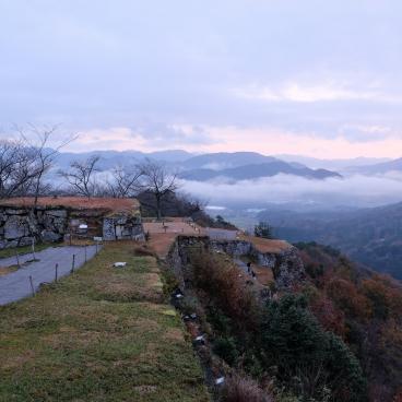 Château de Takeda (Hyogo), ruines fortifiées au sommet du mont Kojo et ville moderne dans la vallée