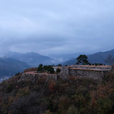 Ruines du château de Takeda, vue sur les fortifications en pierre