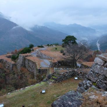 Ruines du château de Takeda, vue sur les fortifications en pierre 2
