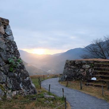 Ruines du château de Takeda, fortifications au lever du soleil en novembre