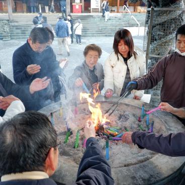 Myoho-ji (Fuji City), fidèles autour de l'encensoir pendant le festival Bishamonten Taisai