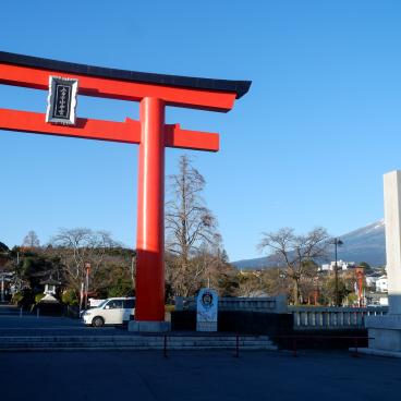 Fujisan Hongu Sengen Taisha, portique d'entrée torii et Mont Fuji enneigé
