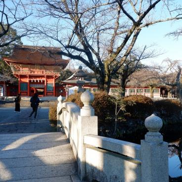Fujisan Hongu Sengen Taisha, traversée du pont où s'écoule l'eau du Mont Fuji vers la porte principale du sanctuaire