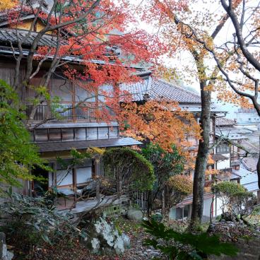 Higashiyama Onsen Mukaitaki, vue sur le ryokan traditionnel depuis le jardin en automne