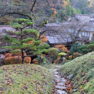 Higashiyama Onsen Mukaitaki, vue sur le ryokan traditionnel depuis le jardin en automne 2