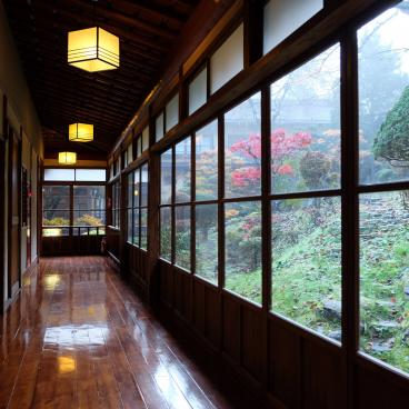 Higashiyama Onsen Mukaitaki, couloir du ryokan et architecture traditionnelle