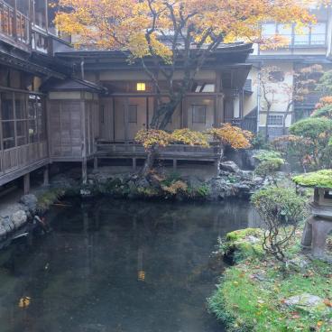 Higashiyama Onsen Mukaitaki, vue sur le ryokan traditionnel depuis le jardin en automne 3