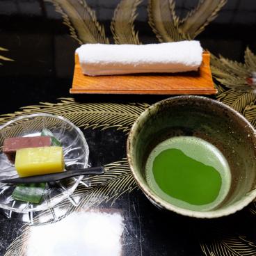 Higashiyama Onsen Mukaitaki, thé matcha et pâtisserie japonaise