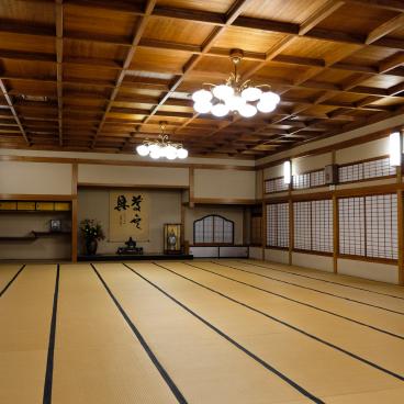 Higashiyama Onsen Mukaitaki, salle de banquet d'une superficie de 120 tatami
