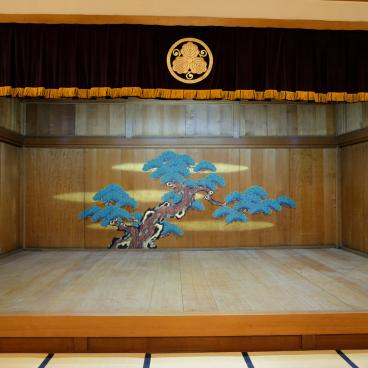 Higashiyama Onsen Mukaitaki, salle de banquet avec scène de théâtre No