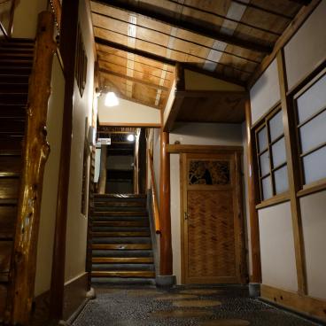 Higashiyama Onsen Mukaitaki, escaliers du ryokan et architecture traditionnelle