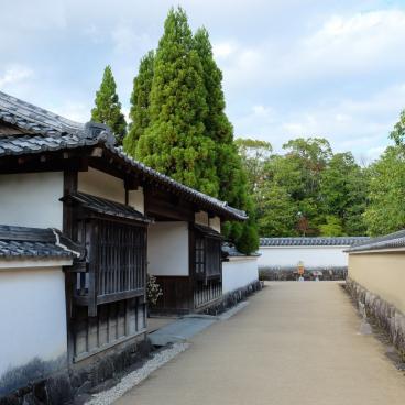 Koko-en, allées et murs traditionnels entre les jardins