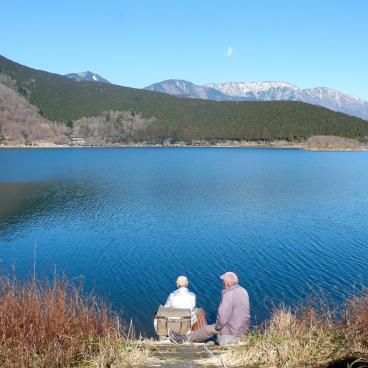 Lac Tanuki (Fujinomiya), pêcheurs au bord du lac