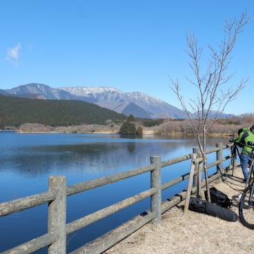 Lac Tanuki (Fujinomiya), photographes et vélos au bord du lac