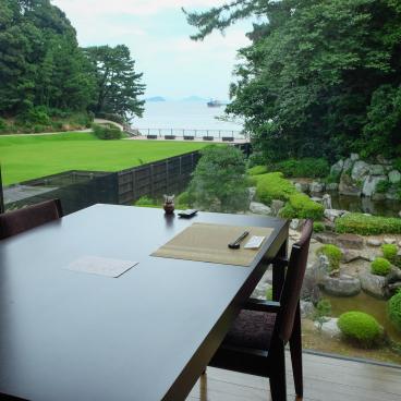 Shiojitei (Toba), vue sur le jardin et la baie de Toba depuis la salle de restauration