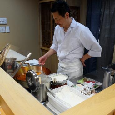 Tempura Tobari, chef Tobari en train de cuisiner des tempura