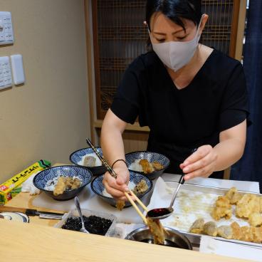 Tempura Tobari, bols de riz avec tempura (tendon) en cours de préparation