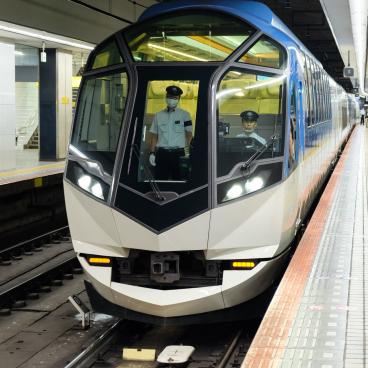 Premium Express Shimakaze, train à quai en gare