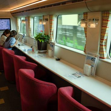 Premium Express Shimakaze, espace de restauration en bas de la voiture-bar