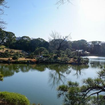 Kiyosumi Teien, vue sur l'étang Sensui et la végétation en hiver