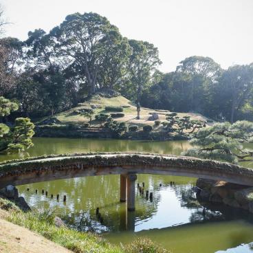 Kiyosumi Teien, vue sur un pont et une colline artificielle qui évoque le Mont Fuji