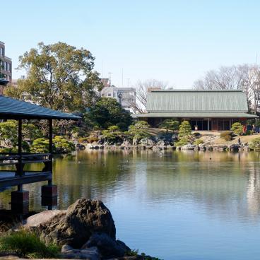 Kiyosumi Teien, vue sur le pavillon flottant Ryo-tei et le Mémorial de Taisho
