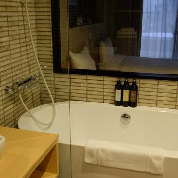 Hôtel Shiki Suites (Kyoto), salle de bains de la chambre
