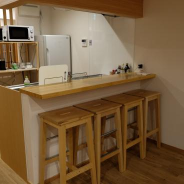 Maison Shiki Zen Fuyacho (Kyoto), espace cuisine avec bar