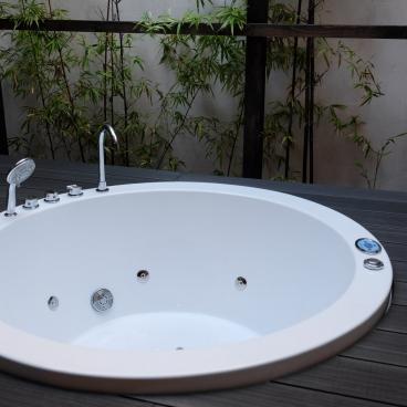 Hôtel Shiki Suites (Kyoto), chambre avec jacuzzi sur balcon