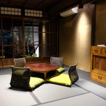 Maison Shiki Kishoan (Kyoto), salon japonais avec sol en tatami noir