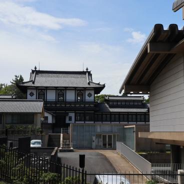 Musée national de Nara, vue sur les bâtiments de la bibliothèque d'art bouddhiste et du centre de conservation