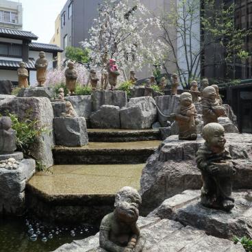 Rokkaku-do (Kyoto), statuettes de moines autour de la cascade