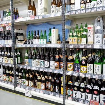 Magasin de vente d'alcool Kakuyasu (Tokyo), rayon de bouteilles de saké 2