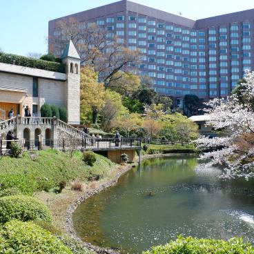 Chinzan-so Teien (Tokyo), vue sur la chapelle "Lumière", l'hôtel et l'étang Yusuichi au printemps