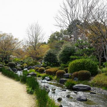 Parc Daisen (Sakai, Osaka), allée du jardin japonais