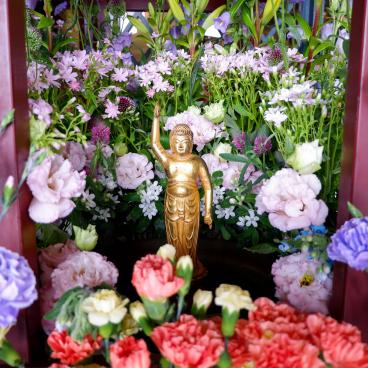 Nishiarai Daishi (Tokyo), statue de la naissance de Bouddha Shaka Nyorai pour Hana Matsuri