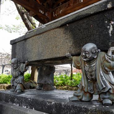 Hana Matsuri au temple Nishiarai Daishi (Tokyo), pavillon d'ablutions (mizuya)