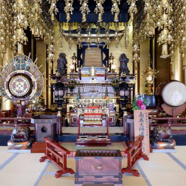 Hana Matsuri au temple Nishiarai Daishi (Tokyo), autel de prière à l'intérieur du bâtiment principal