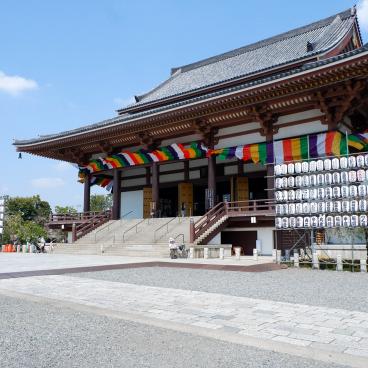 Hana Matsuri au temple Nishiarai Daishi (Tokyo), esplanade du bâtiment principal