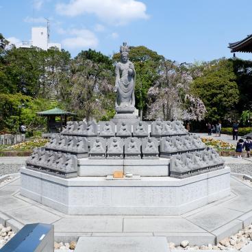 Hana Matsuri au temple Nishiarai Daishi (Tokyo), statue de Kannon en référence au pèlerinage des 88 temples de Shikoku