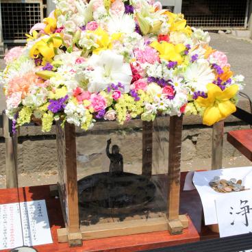 Hana Matsuri au temple Araiyakushi Baisho-in (Tokyo), pavillon des fleurs (hana-mido) en avril 2020