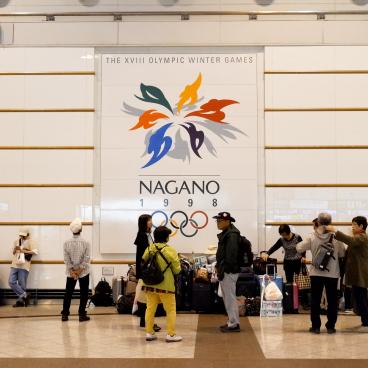 Gare de Nagano, affiche des JO de 1998 dans le hall